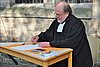Pfarrer Johannes Romann unterschreibt als Letzter und siegelt die Urkunde