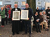 Pfarrer Johannes Romann und Kirchmeister Mathias Rau präsentieren die Urkunden von 1917 und 2017