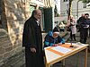Heide Osthus, Gemeindeglied, unterschreibt die Urkunde