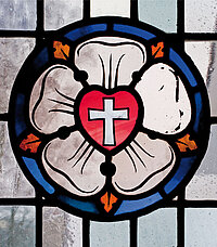 Fenster in der Sakristei mit Luther-Rose