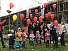 Zum Abschluss der Feier ließen die KiTa Kinder bunte Ballone in den stürmischen Himmel steigen
