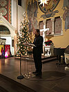 Stefan Külpmann beim Einüben eines Chorals mit der Gemeinde • Foto: KG Gerthe