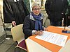 Carina Gödecke, Erste Vizepräsidentin des Landtags von Nordrhein-Westfalen unterschreibt die Urkunde