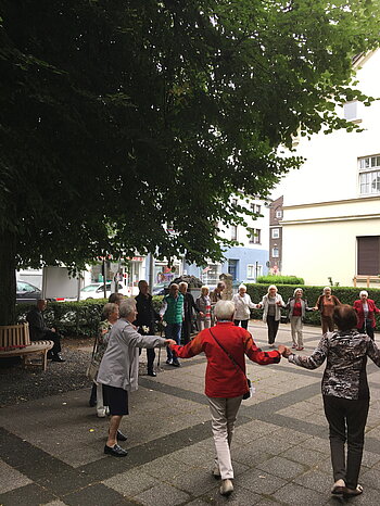 Tanz unter der Lutherlinde nach dem Gottesdienst am 16.07.2017